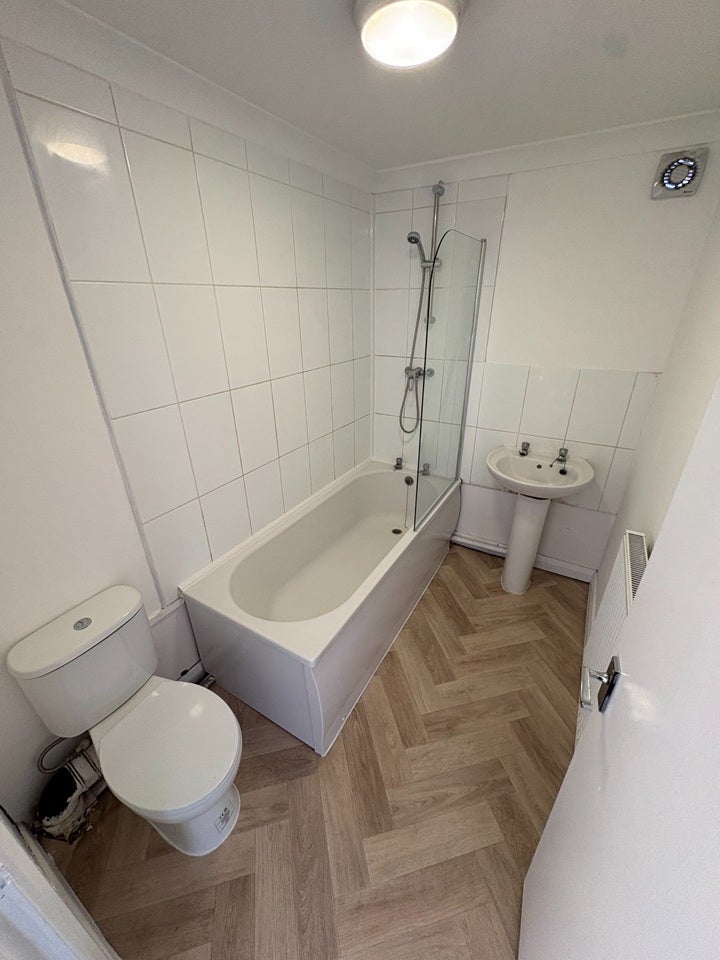 Flat Neasden Lane in Greater London