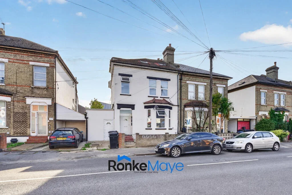 Flat Quadrant Road in Greater London