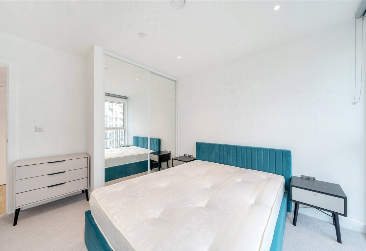 Flat Henley Cross in Greater London