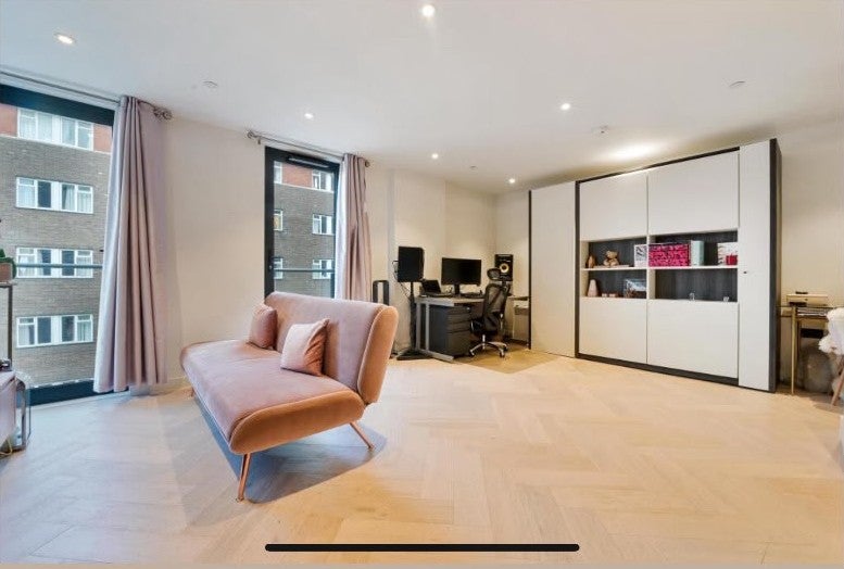 Flat Dock Street in Greater London