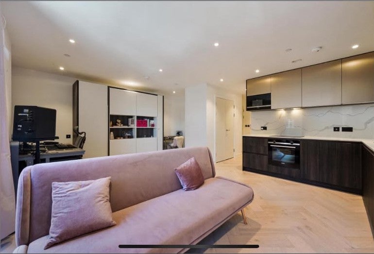 Flat Dock Street in Greater London