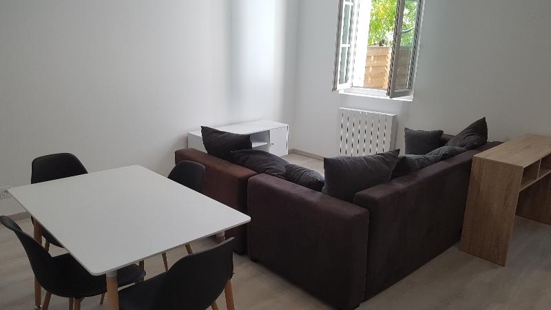 Room Rue des Treilles in Libourne