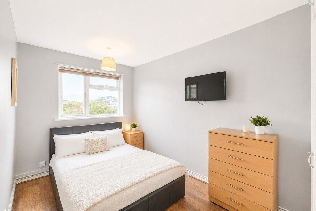 Room Wick Road in Greater London