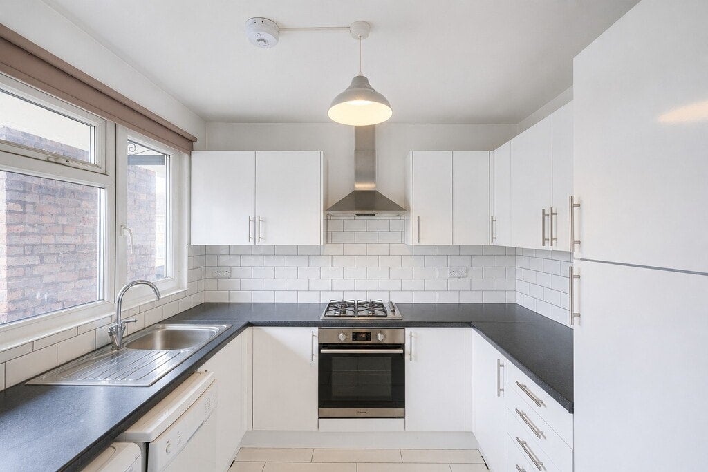 Room Wick Road in Greater London
