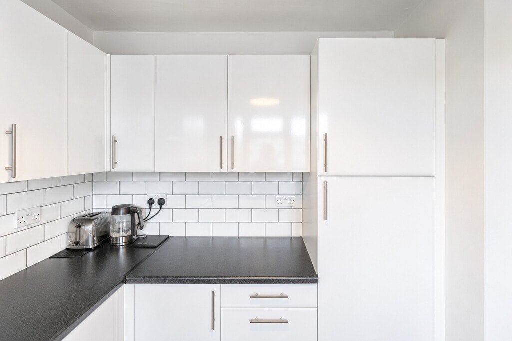 Room Wick Road in Greater London