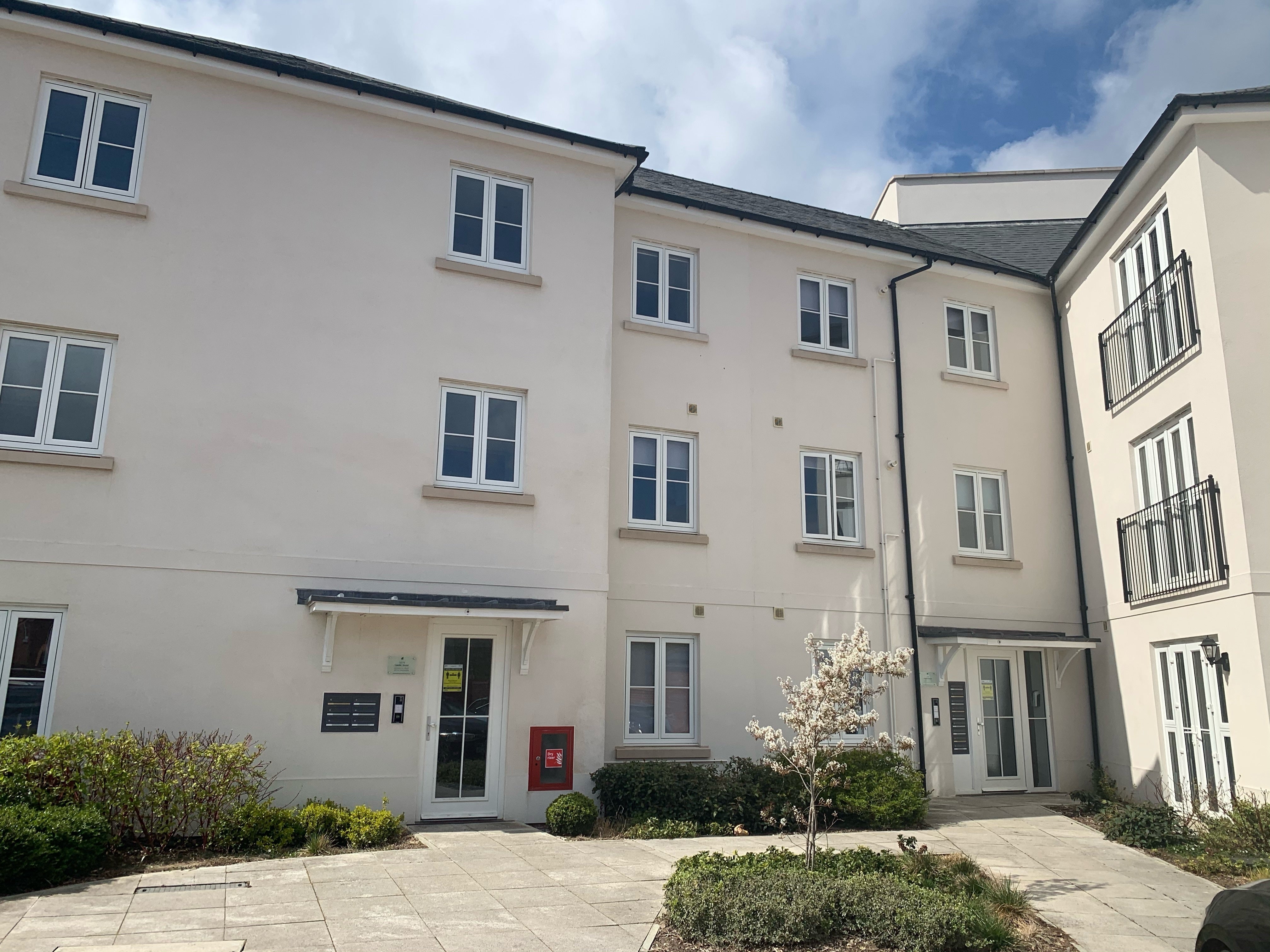 Flat Houghton Avenue in Winchester