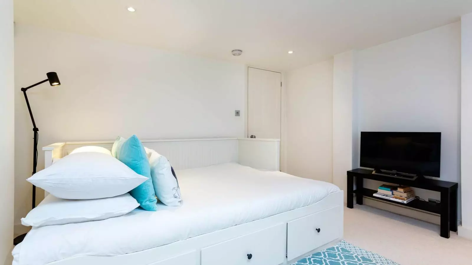 Flat Broomwood Road in Greater London
