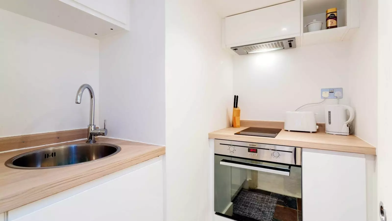 Flat Broomwood Road in Greater London