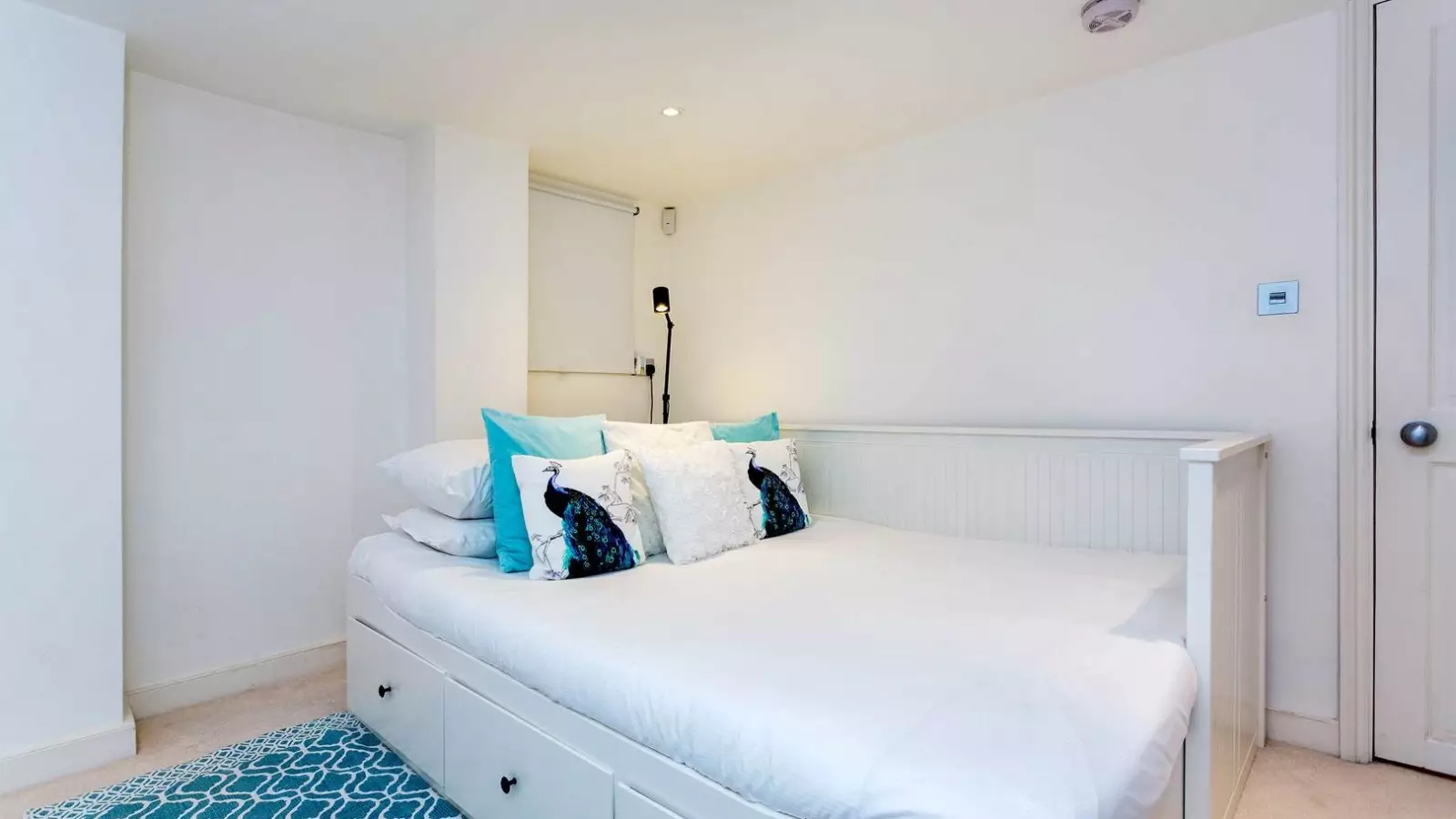Flat Broomwood Road in Greater London