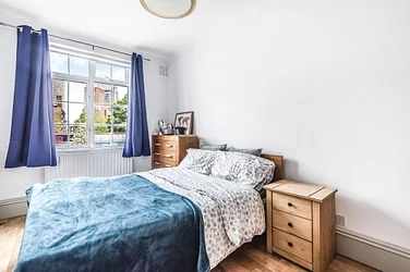 Flat Hartington Road in Greater London
