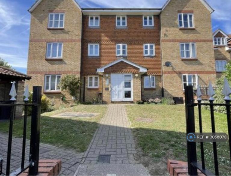 Flat Highgrove Mews in Grays