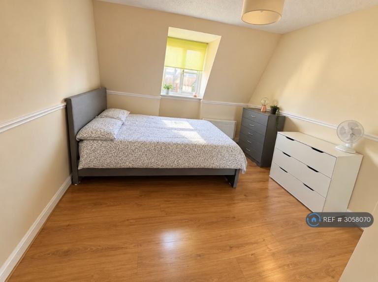 Flat Highgrove Mews in Grays