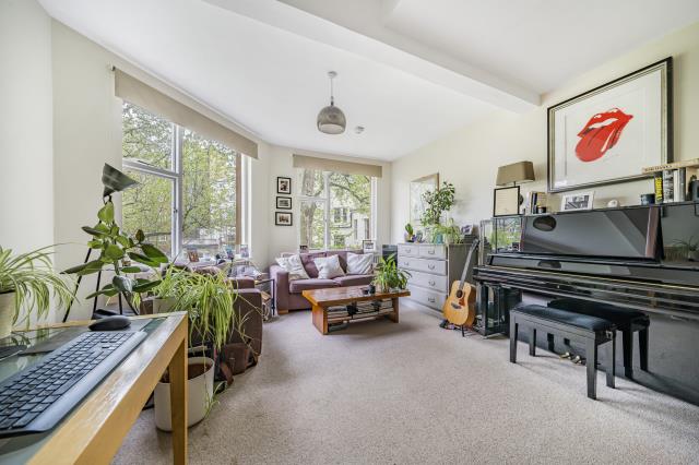 Flat Linden Gardens in Greater London