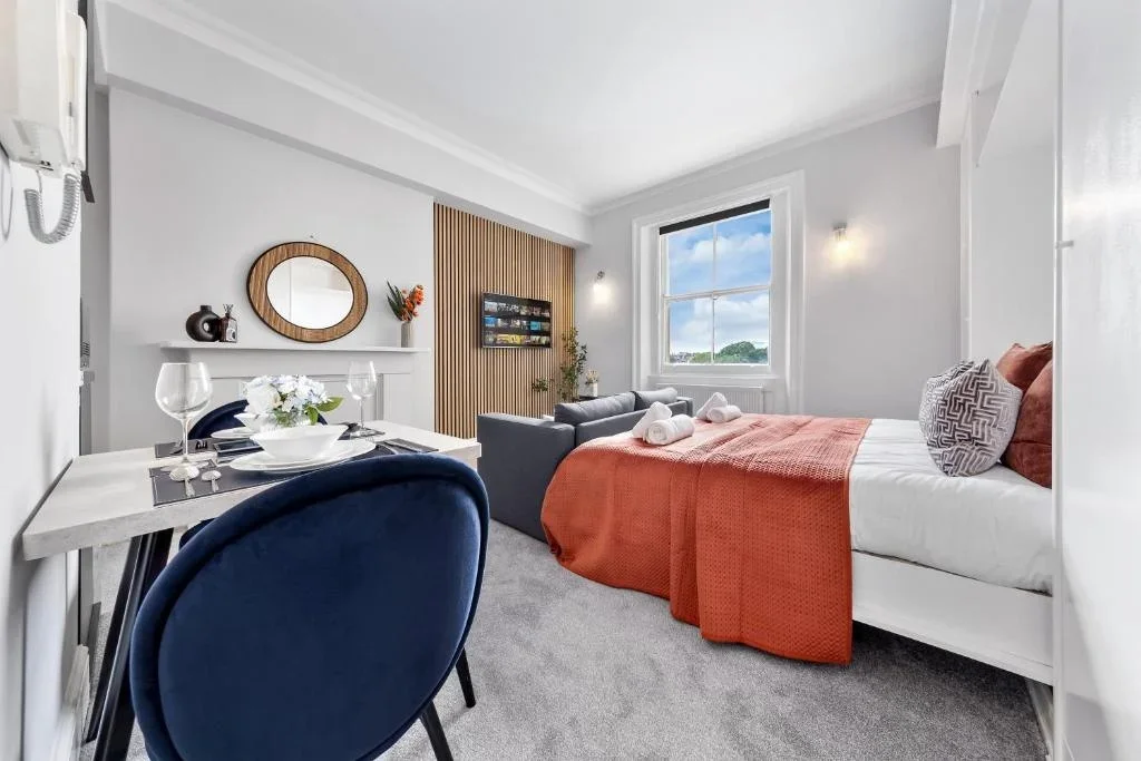 Flat Woodstock Road in Greater London