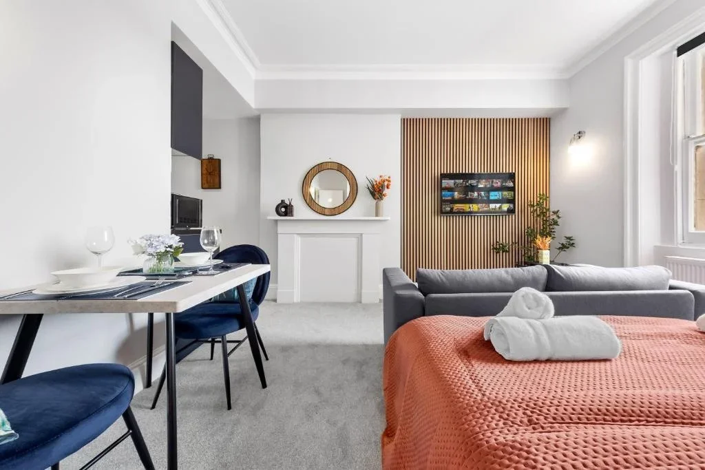 Flat Woodstock Road in Greater London