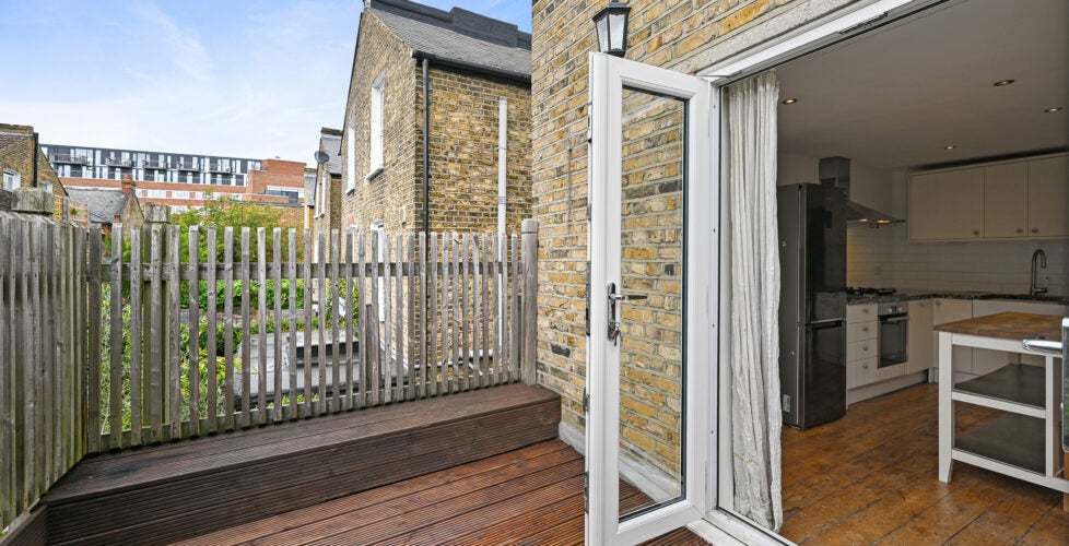 Flat Strathleven Road in Greater London