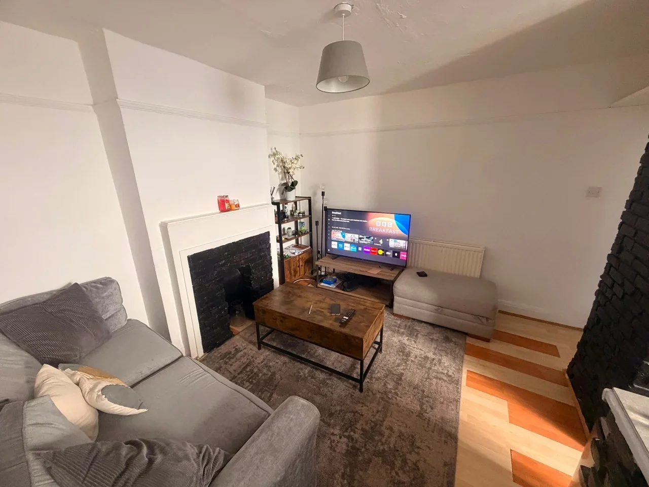 Flat Orchard Avenue in Greater London
