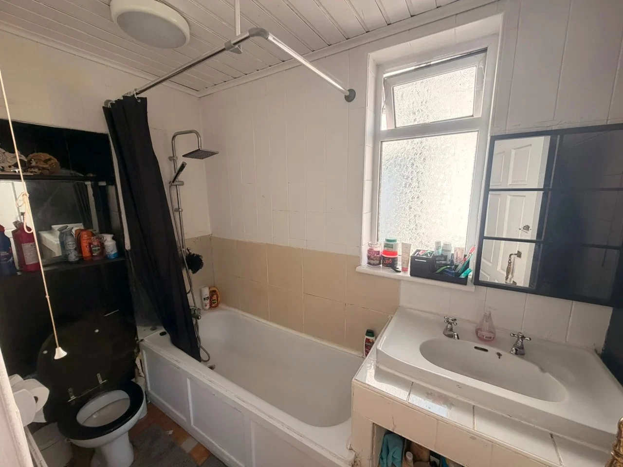 Flat Orchard Avenue in Greater London