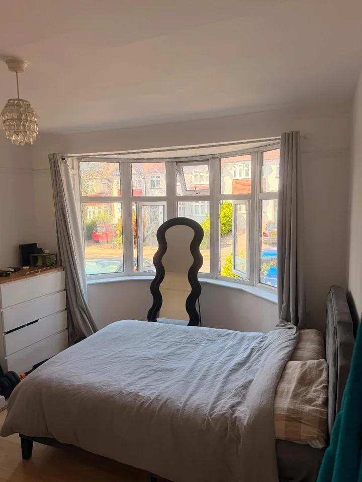 Flat Orchard Avenue in Greater London