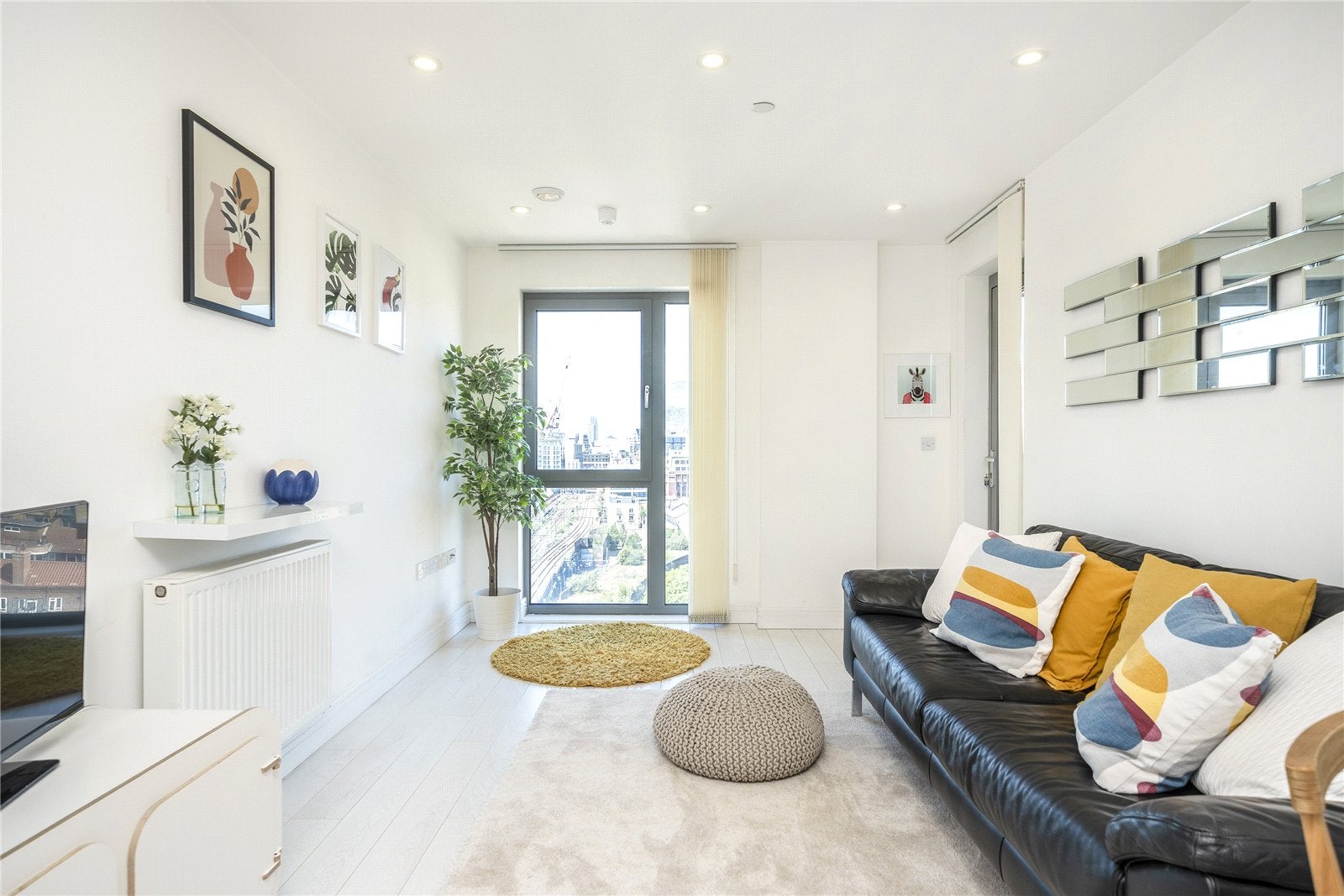 Flat Christian Street in Greater London