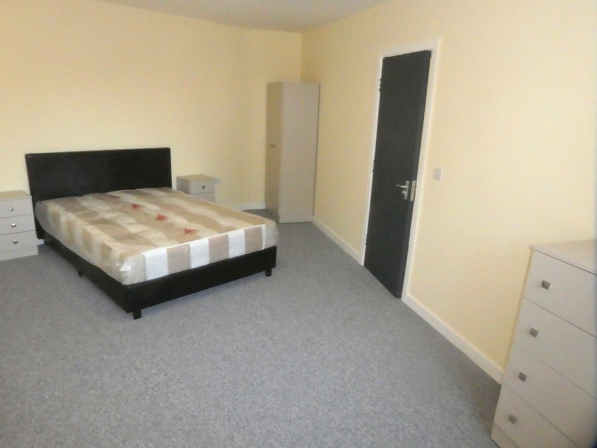 Flat Dennison Avenue in Manchester