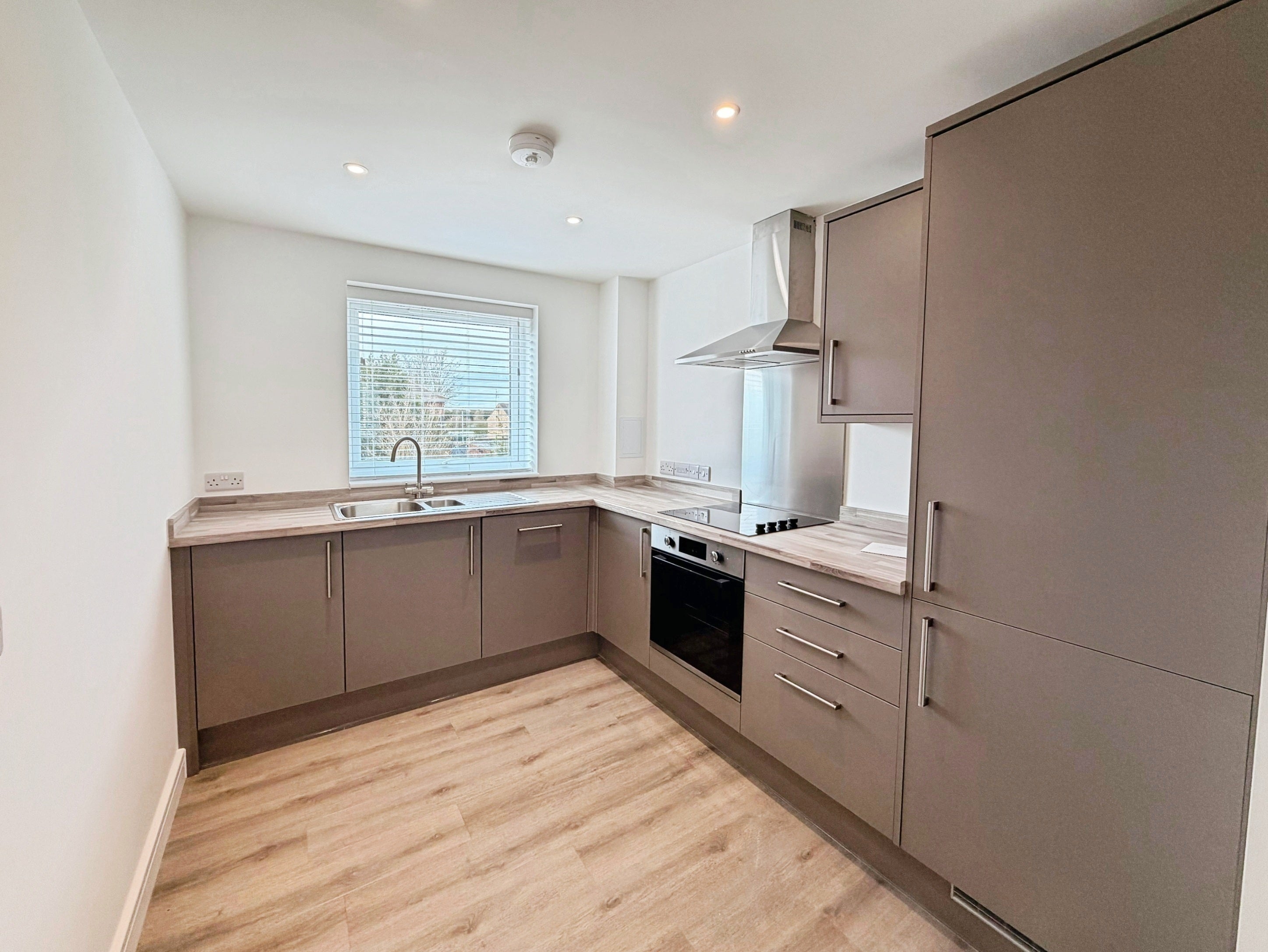 Flat Flamborough Close in Peterborough