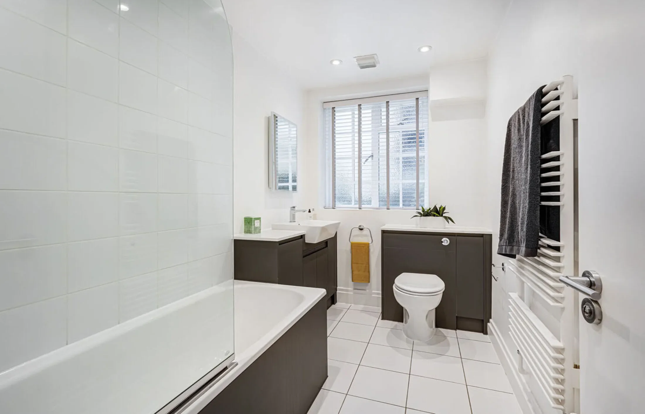 Flat Kensington High Street in Greater London