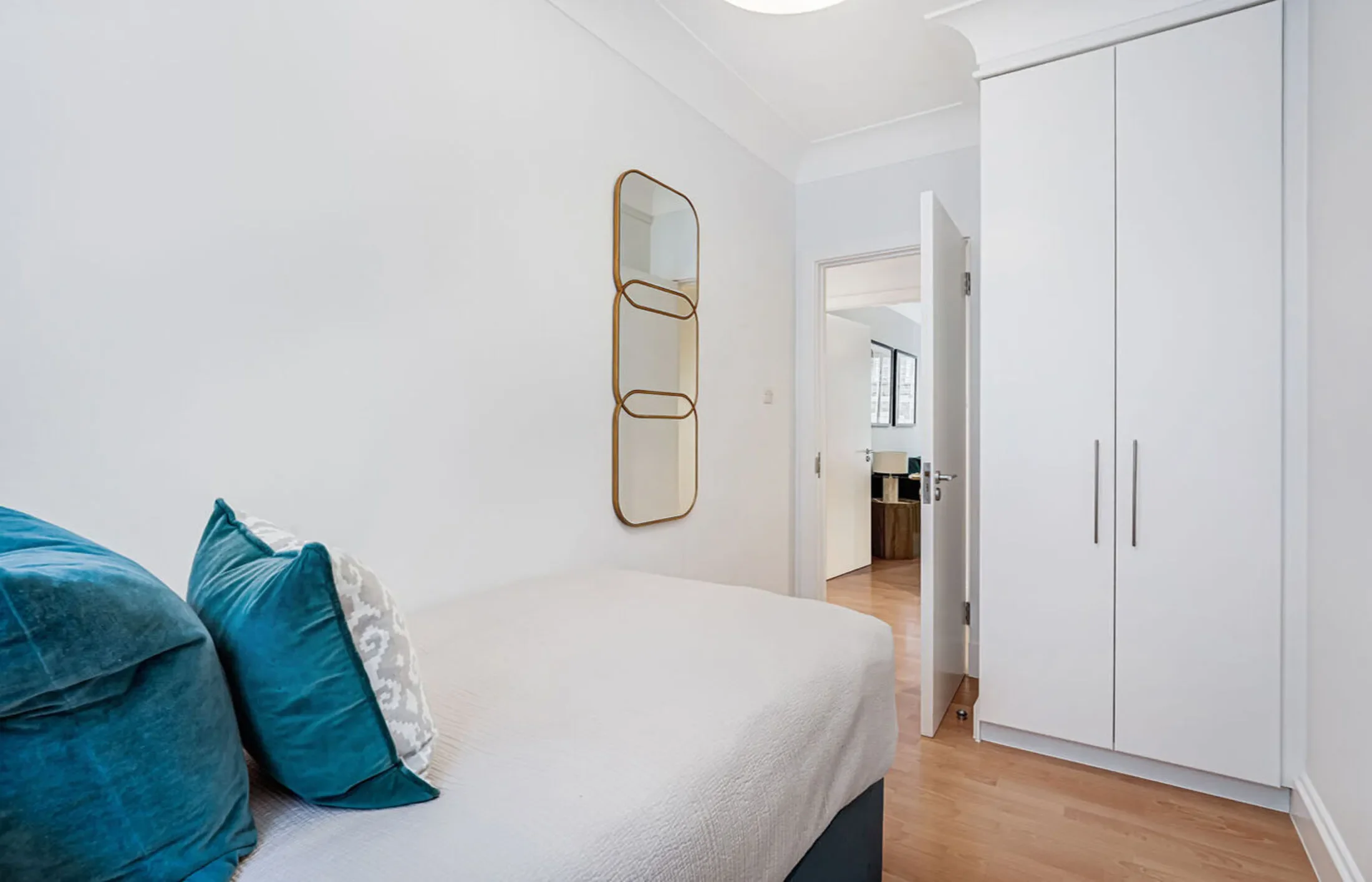Flat Kensington High Street in Greater London