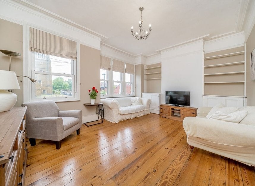 Flat Moring Road in Greater London