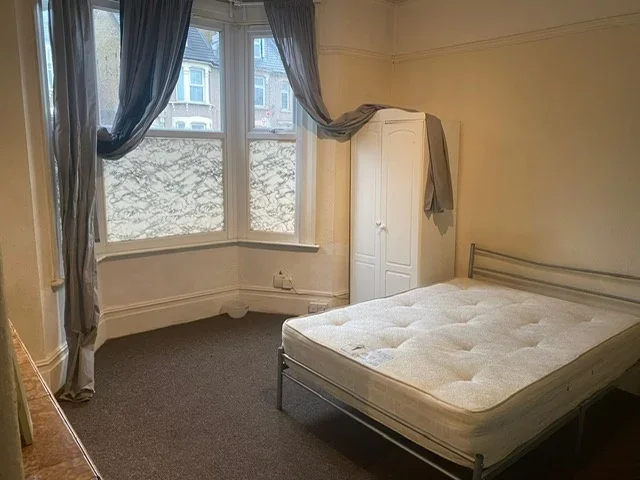 Room Grove Green Road in Greater London