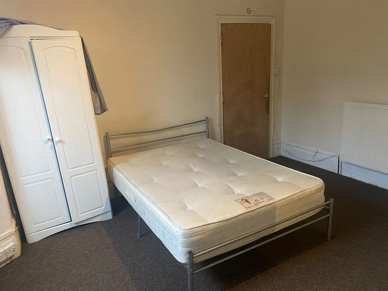 Room Grove Green Road in Greater London