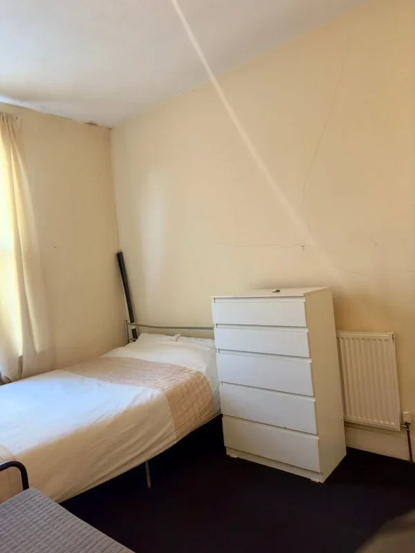 Room Grove Green Road in Greater London