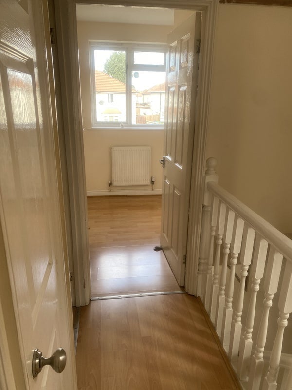 House Kingsholm Gardens in Greater London
