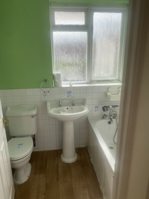 House Kingsholm Gardens in Greater London