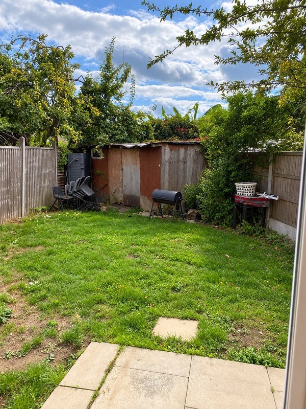 House Kingsholm Gardens in Greater London