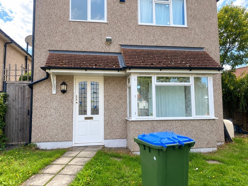 House Kingsholm Gardens in Greater London