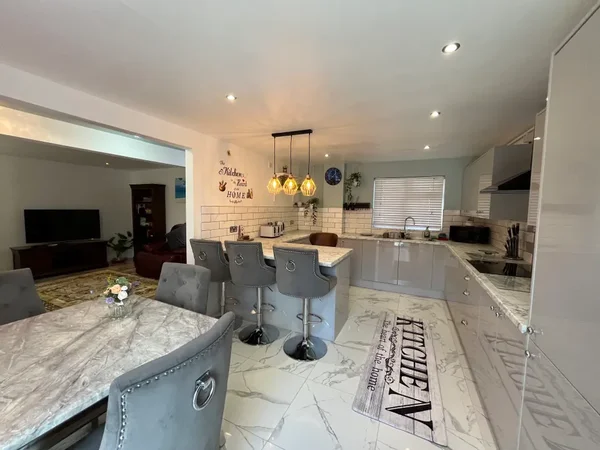 Flat Woodvale Walk in Manchester