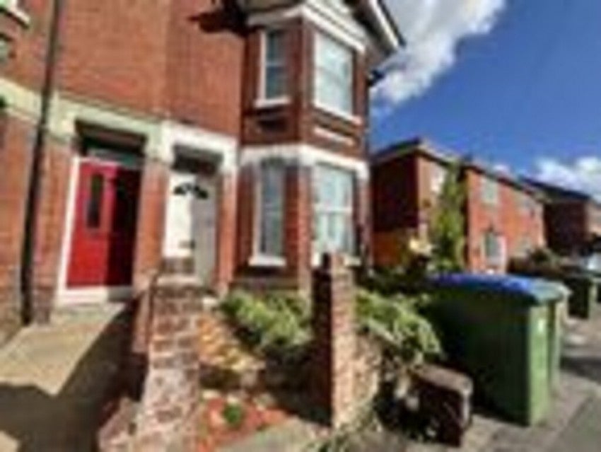 Room Avenue Road in Southampton