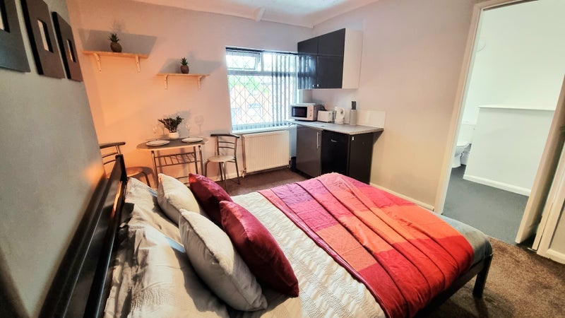 Room Hawthorne Avenue in Farnworth