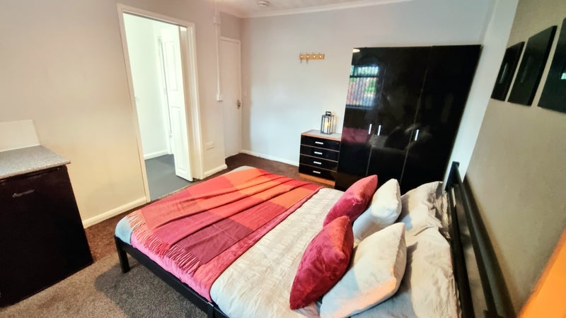 Room Hawthorne Avenue in Farnworth