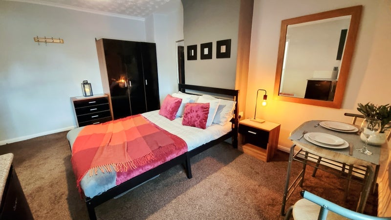 Room Hawthorne Avenue in Farnworth