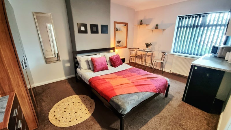 Room Hawthorne Avenue in Farnworth