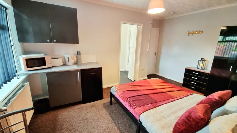 Room Hawthorne Avenue in Farnworth
