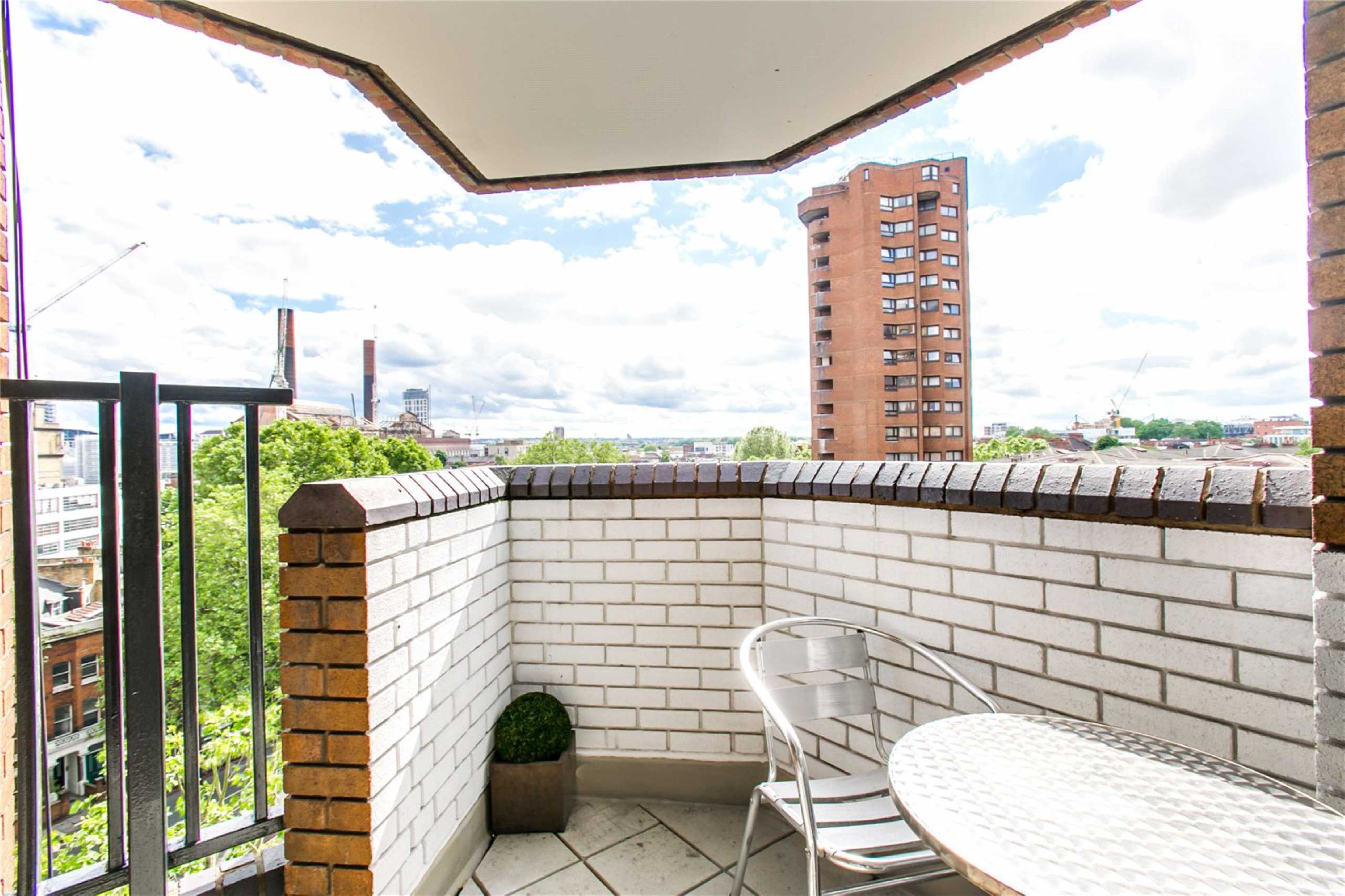 Flat Cremorne Road in Greater London