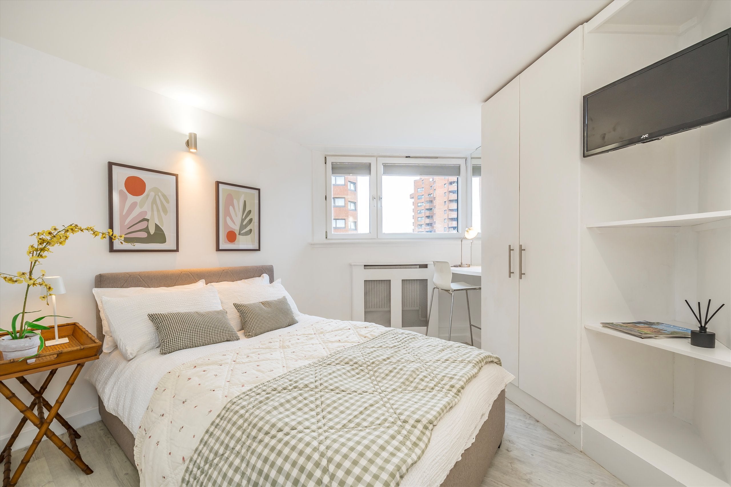 Flat Cremorne Road in Greater London