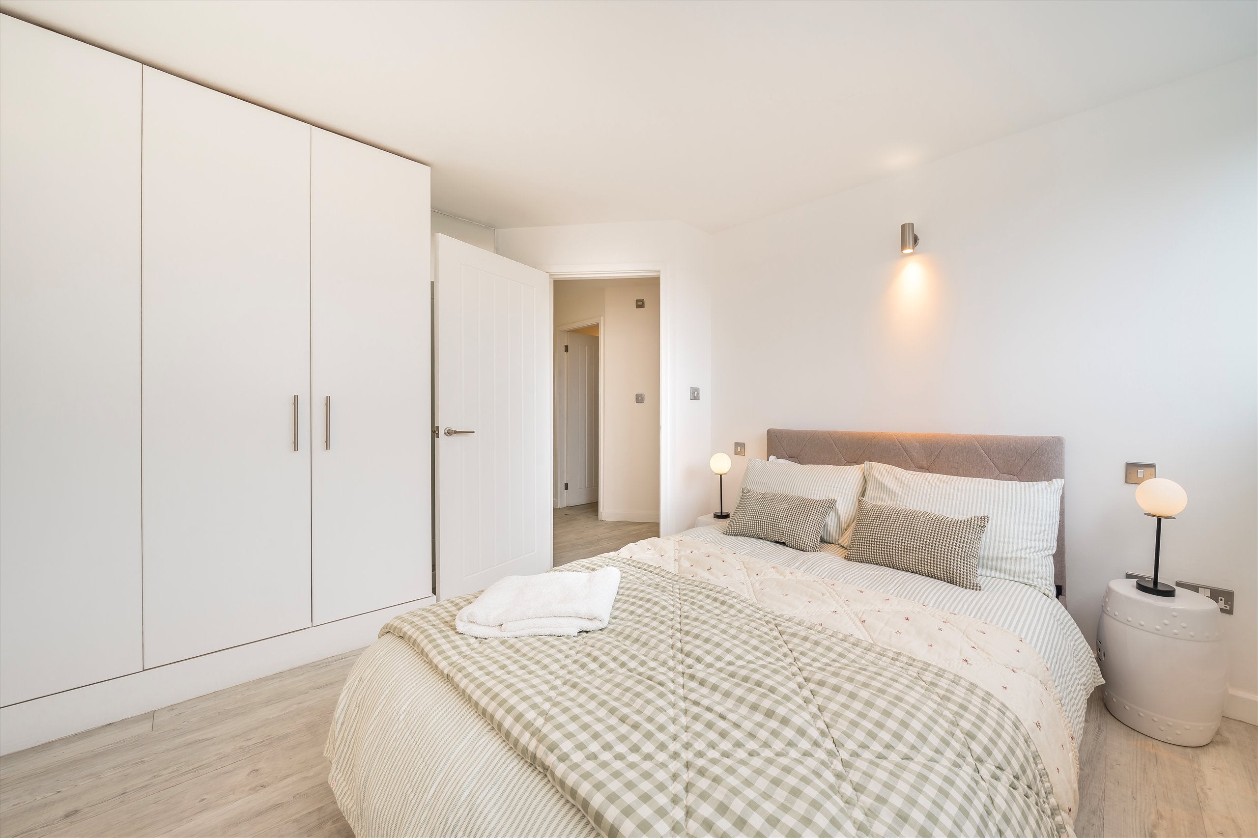 Flat Cremorne Road in Greater London