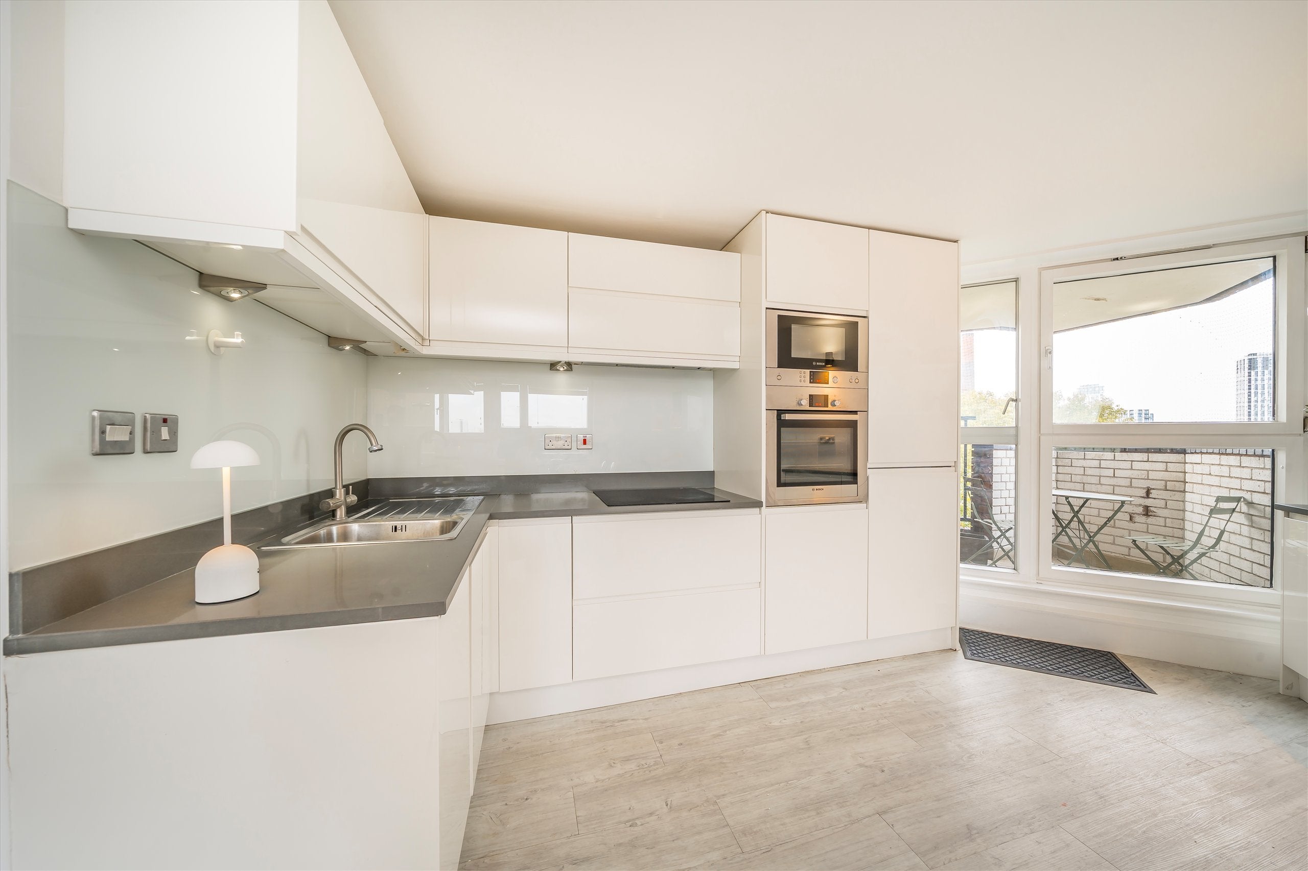 Flat Cremorne Road in Greater London