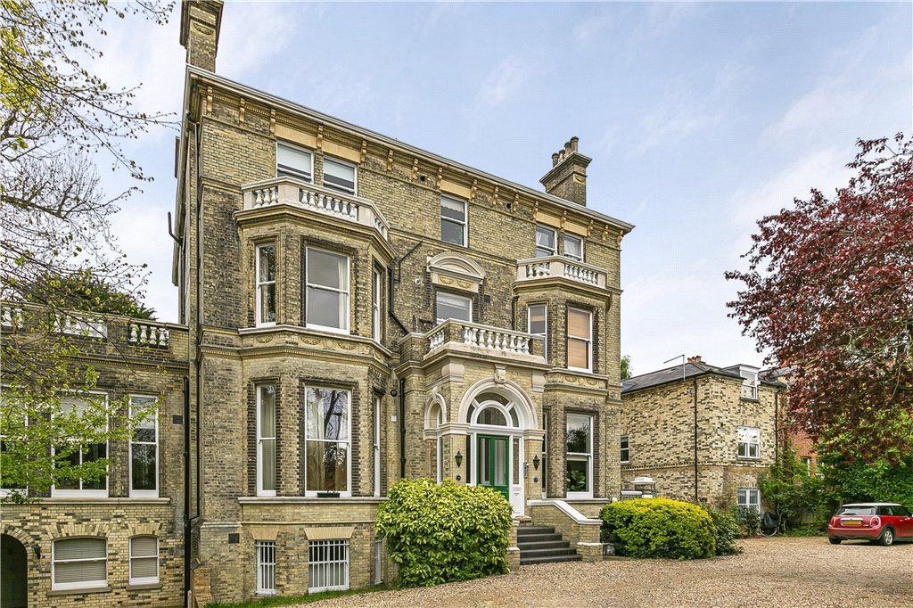 Flat Putney Hill in Greater London