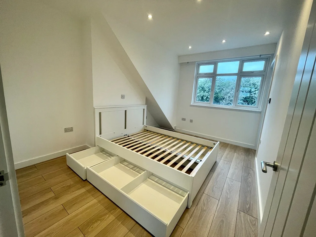 Flat Blenheim Road in Greater London