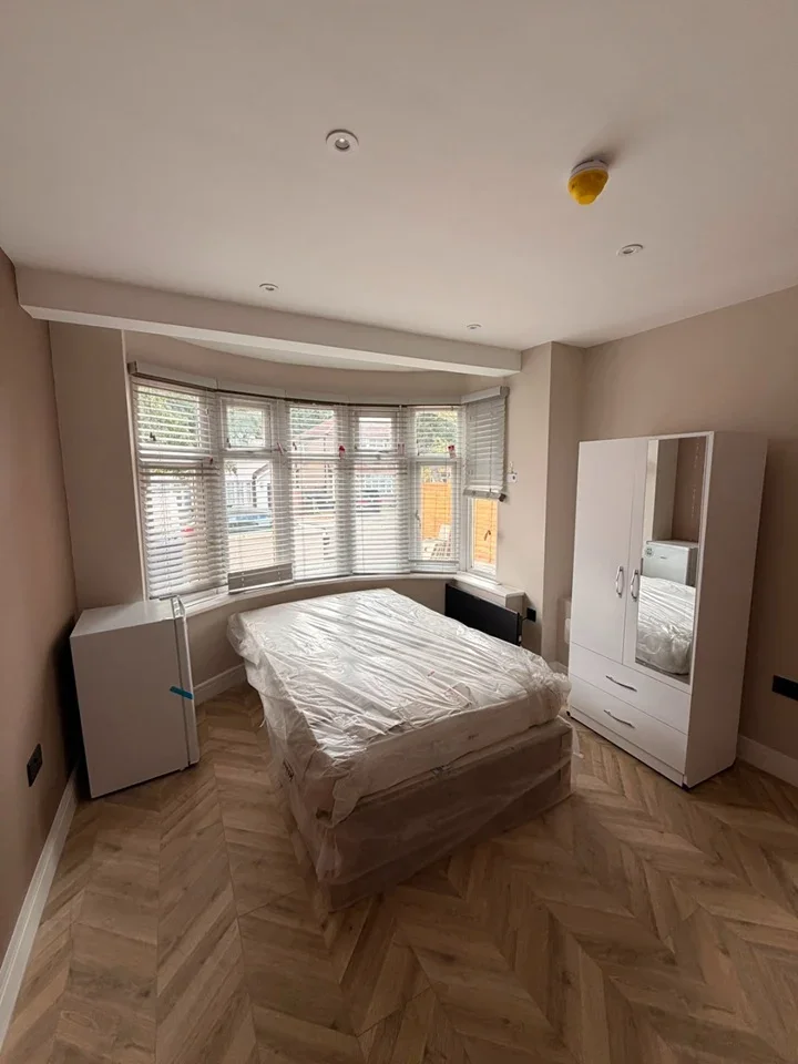 Flat Conway Crescent in Greater London